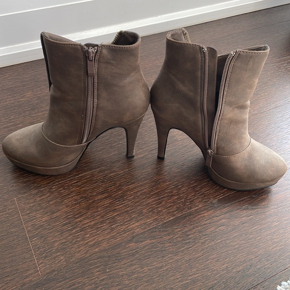 2 Lips Too’s Motorcycle Taupe Brown Platform Booties - Picture 8 of 9